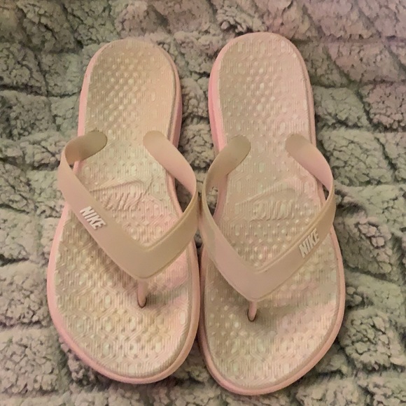 womens pink nike flip flops